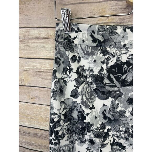 Mack Liam Medium Floral Pencil Skirt Pull On Gray White Roses Stretchy - Picture 10 of 11